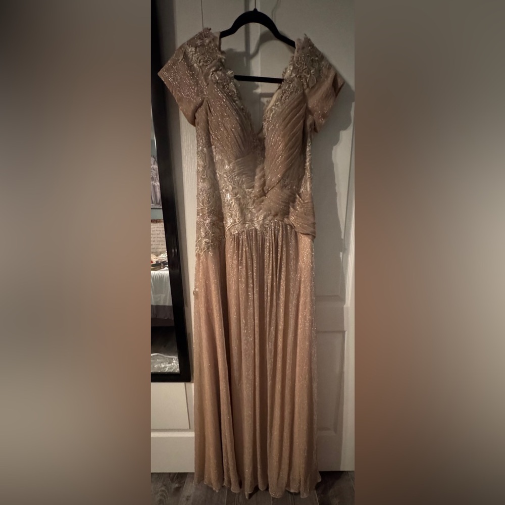 Elegant Gold Lace Dress - Picture 4 of 4